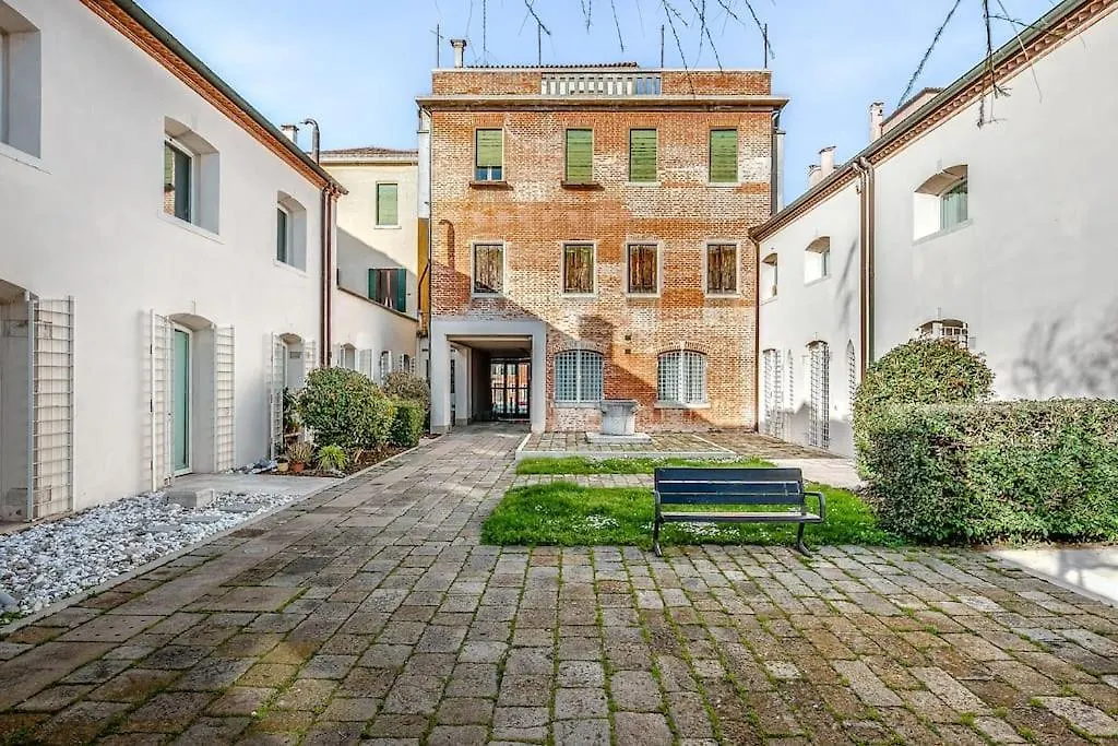 Three Floors Home Venice Apartment